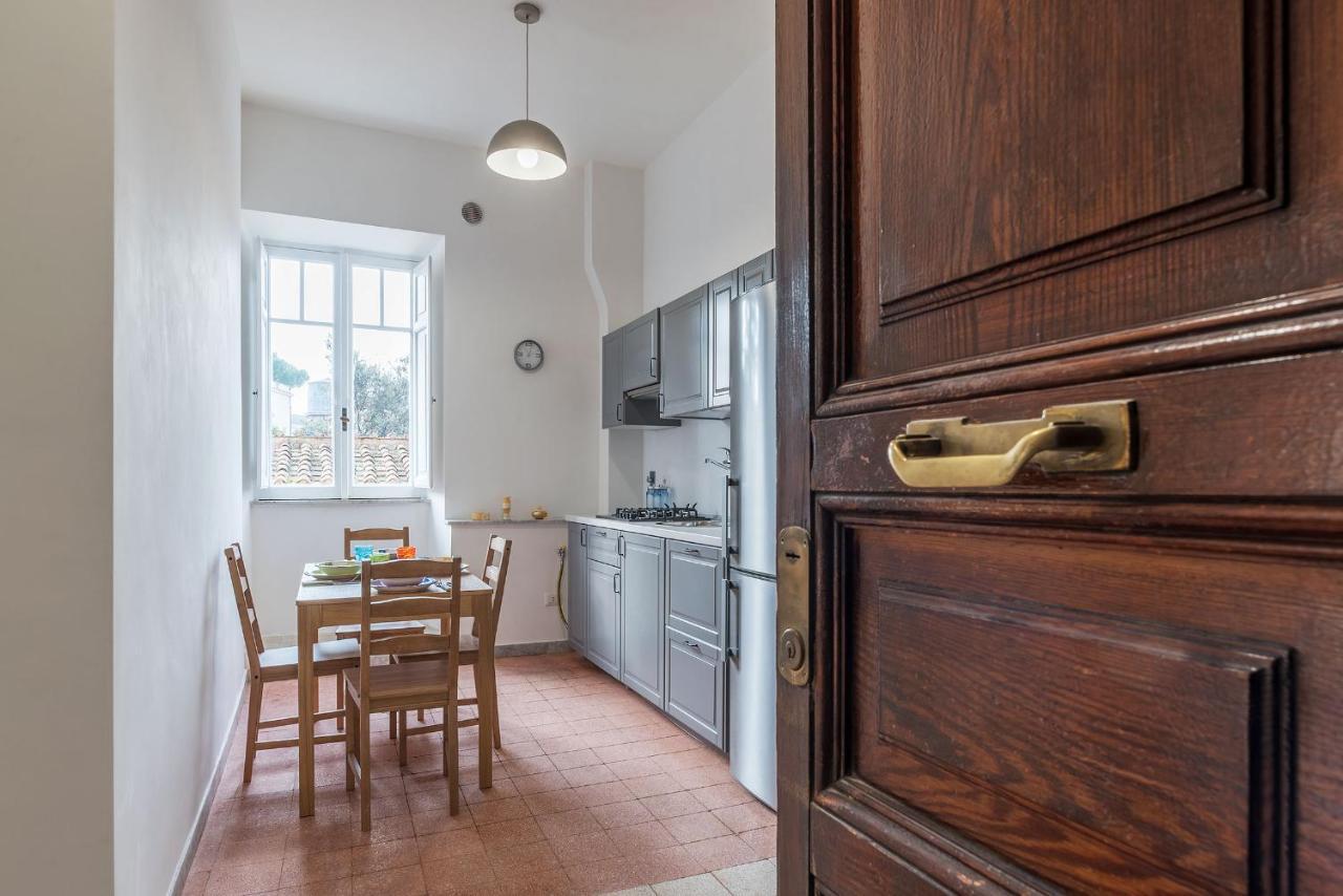 Colosseo & Colle Oppio Cozy Apartment Рим Экстерьер фото